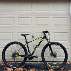 Giant Talon 2 – 29er Mountain Bike – Medium Frame - Shimano Deore - Trail Bicycle MTB