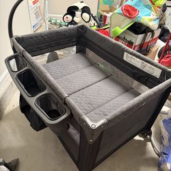 baby play pen/bassinet