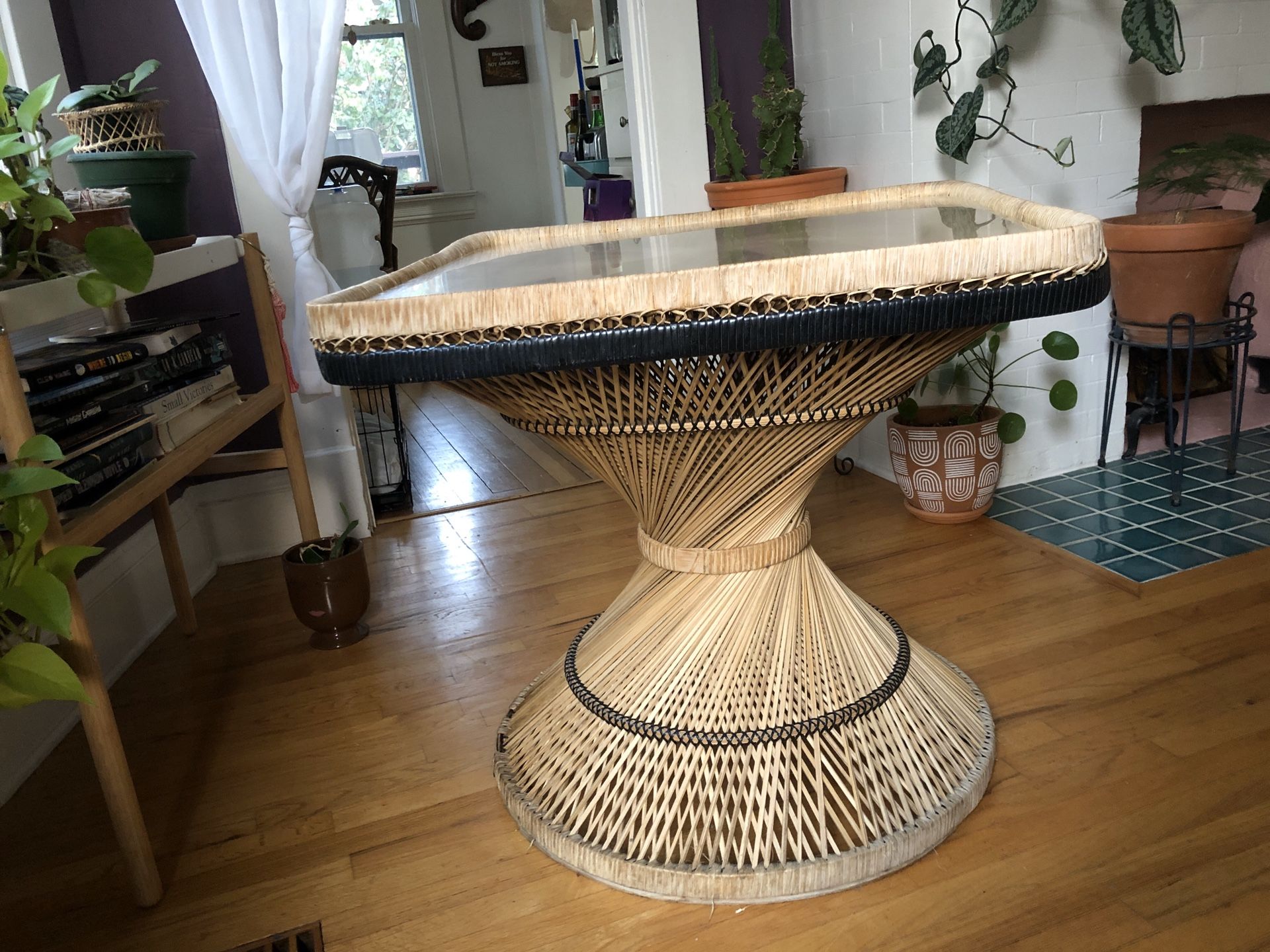 Wicker/rattan table