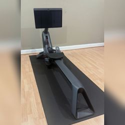 Peloton Row, Screen - Excellent - 2023 – Dunn Loring, VA