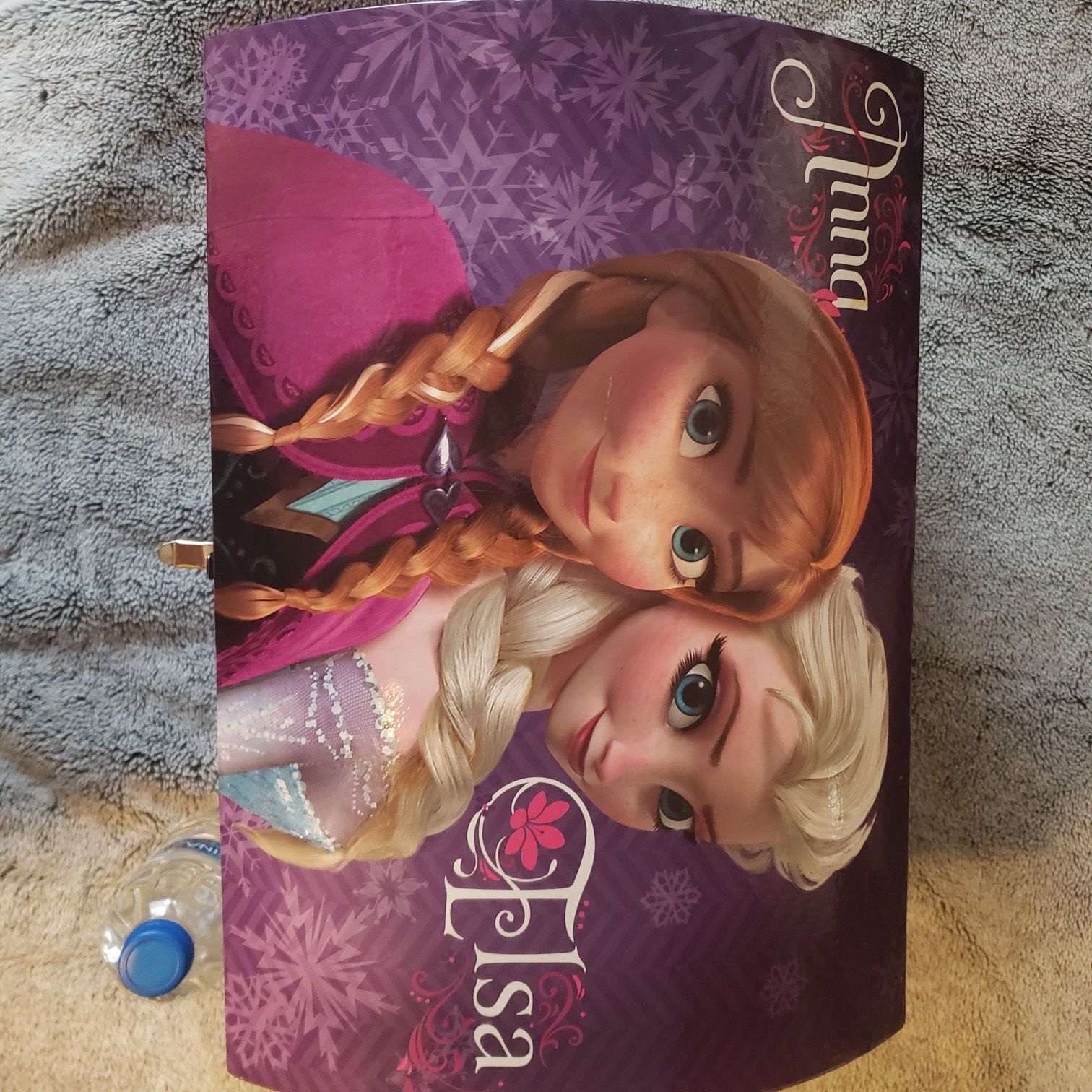 FROZEN Elsa ans Anna Chest, for storage, toys, great condition