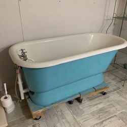 Vintage Bath Tub With Faucet