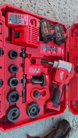 Milwaukee 10tn Knockout Kit With Charger and 2  5.0  Batteries