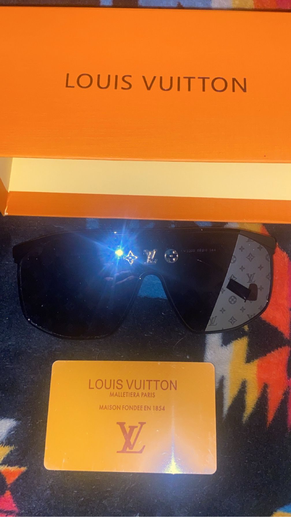 LOUIS VUITTON SHADES- Black/Grey