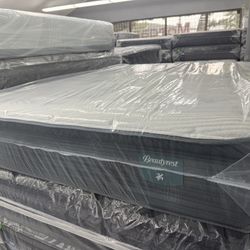 QUEEN SIZE SIMMONS BEAUTYREST HARMONY PILLOW TOP MATTRESS & BOX SPRING BED SET