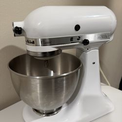 KitchenAid Classic Series 4.5 Quart Tilt-Head Stand Mixer K45SS, White
