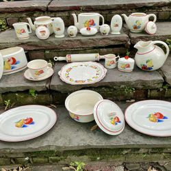 25 Peice set of Vintage 1940’s Bakerite Harker Serve & Dinnerware.