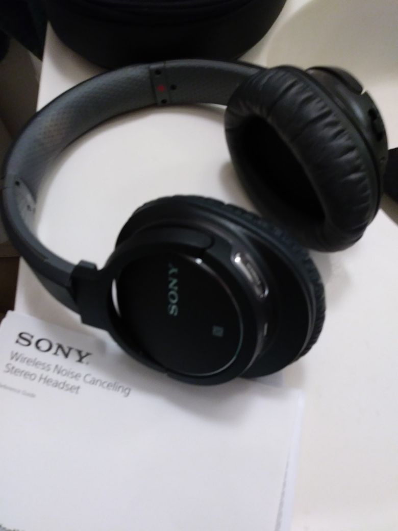 Sony Wireless Headphones Noise Cancelling Bluetooth MDR-ZX770DC Like New