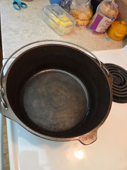 Lodge cast iron dutch oven