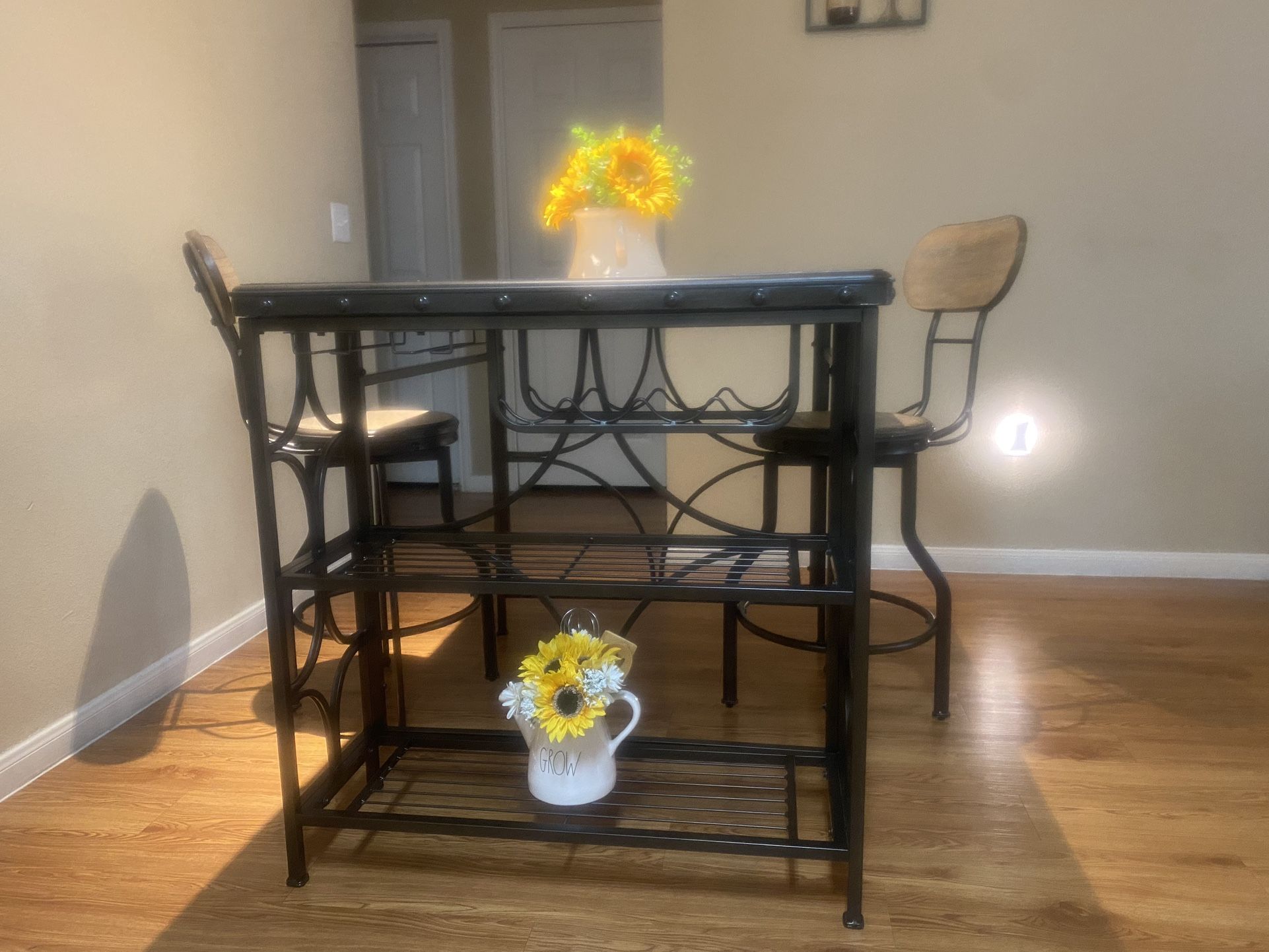Kitchen Table with 2 chairs