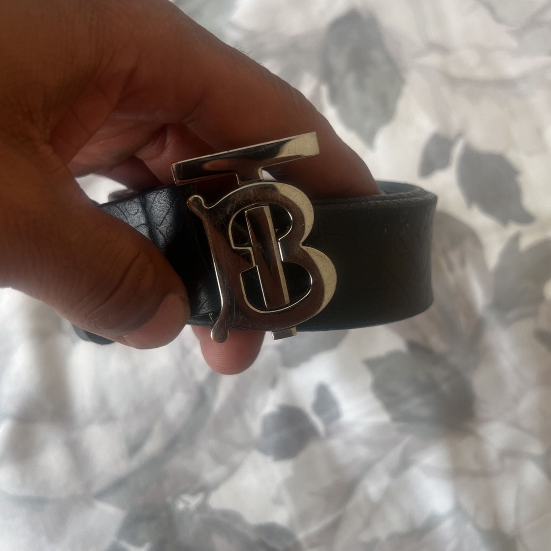 Burberry B Buckle Leather Belt In Black/gold