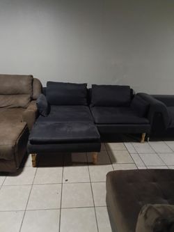 Couch it's like new good conditioner asking $200