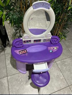 Step2 Pretty Posh Vanity with stool kids toy girl Juego de tocador para nina for Sale in Orlando FL OfferUp