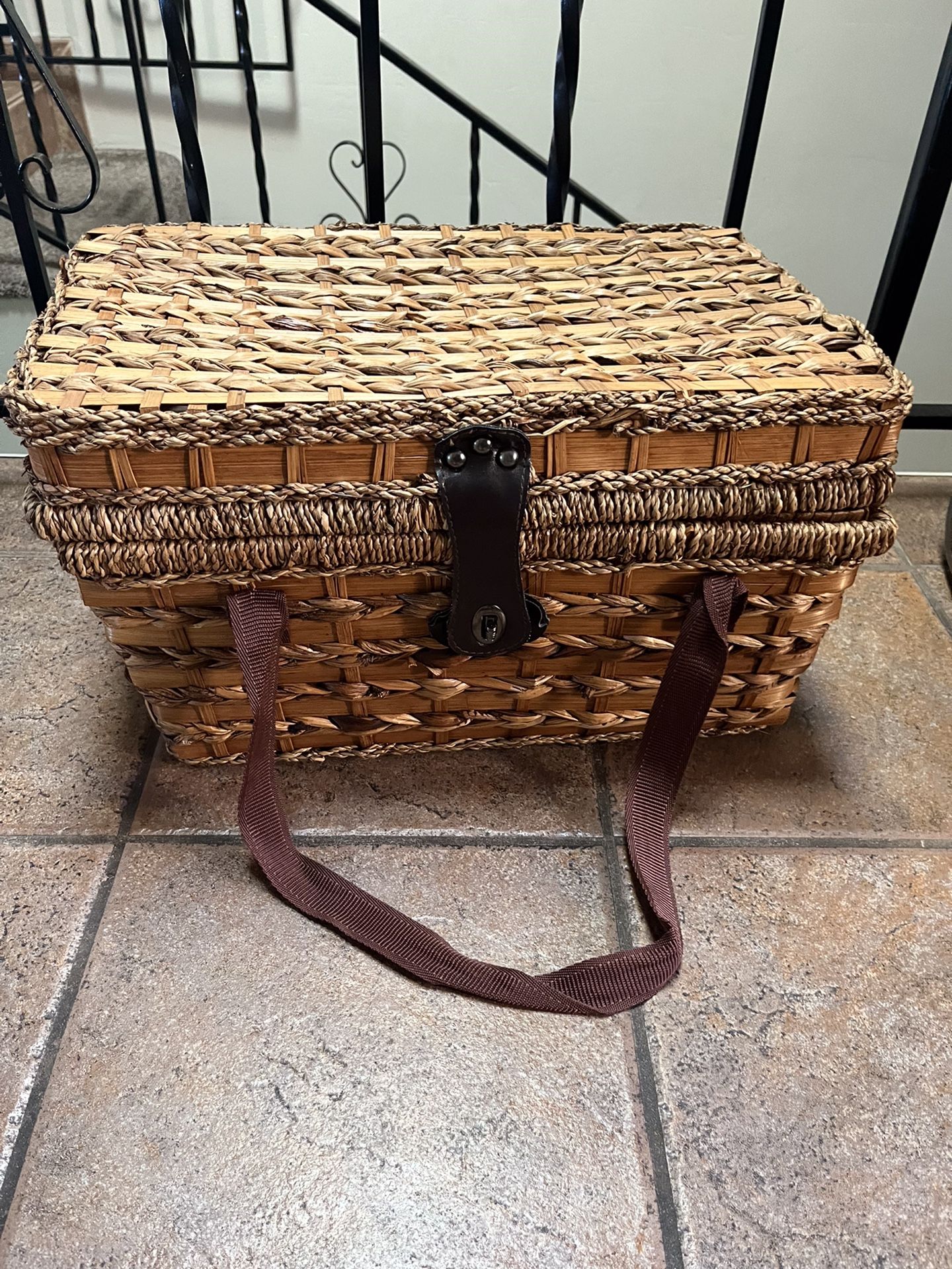Picnic Basket Like New