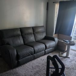 Grab A Reclining Couch $150 /  Or $100 If You Pick-up Within 24hrs