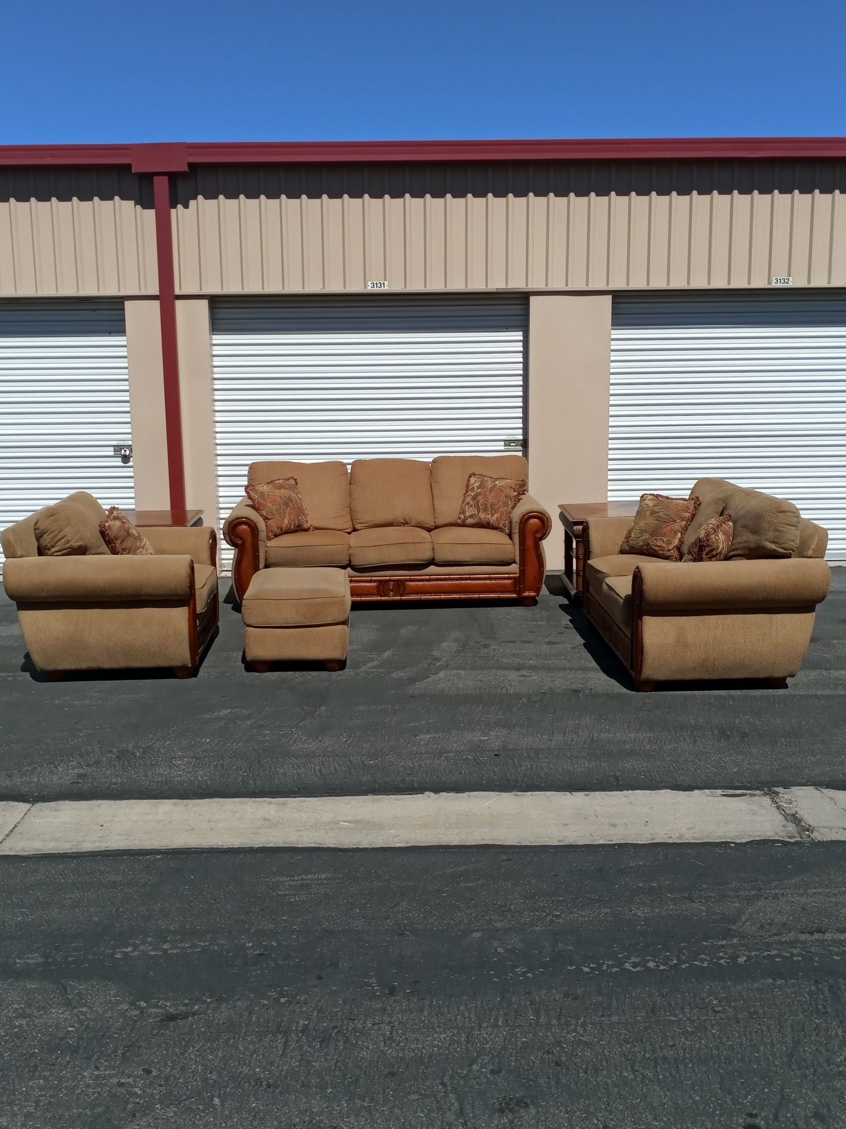 RC Willey Livingroom Set Free Delivery Excellent Condition