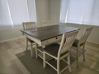 Ashley Furniture Counter Height Dinning Table with 4 Barstools