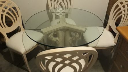 Table 4 chairs /TV Samsun 40" /bedrooms set dresser, end table and headboard