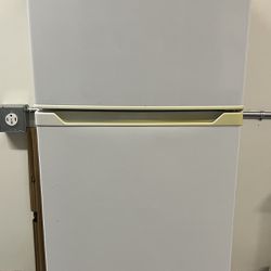 Insignia 9.9 Cu Ft Top-Freezer Refrigerator