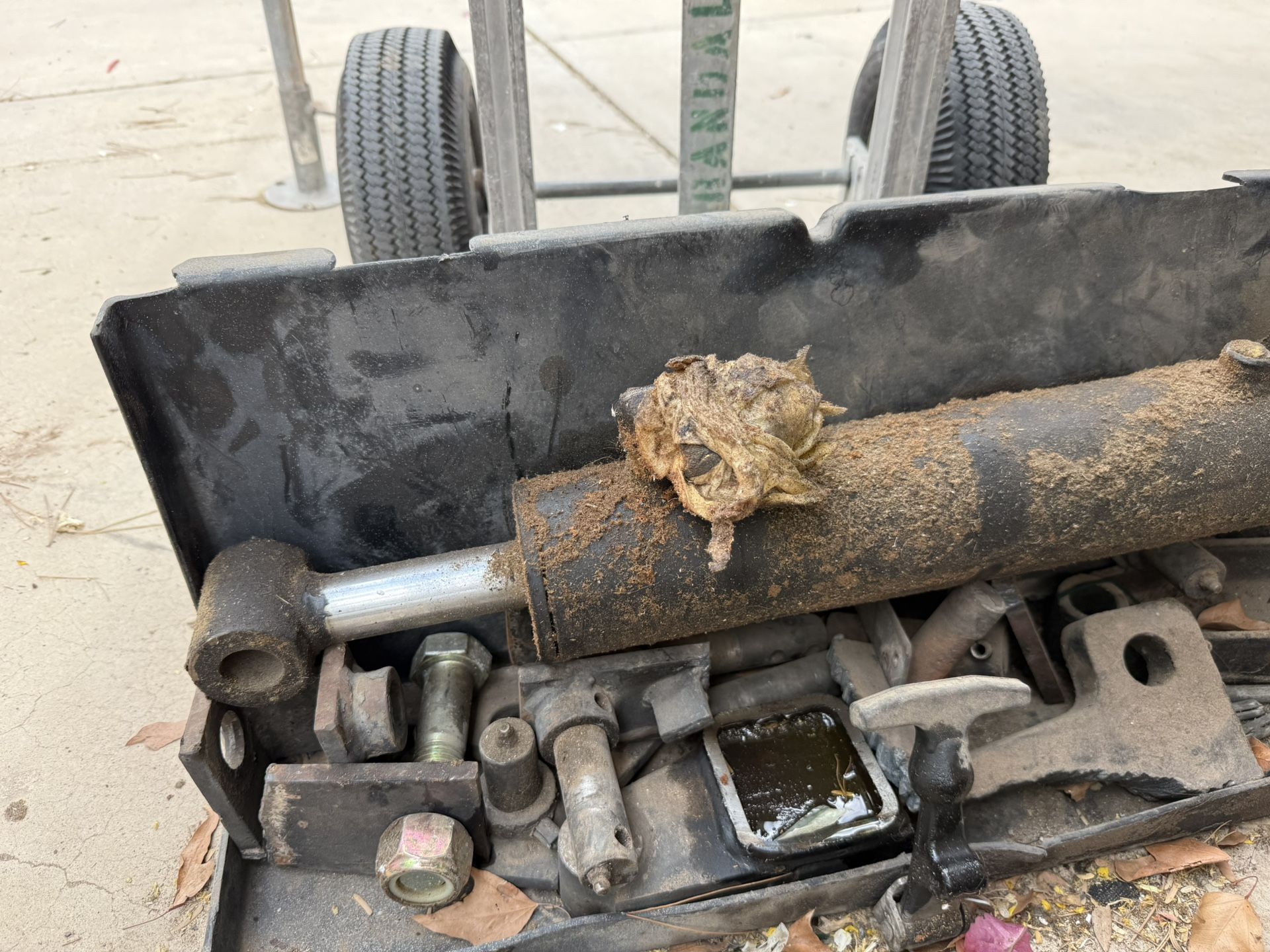 12 volt hydraulic ram and pump. Came off large lift gate on delivery truck.