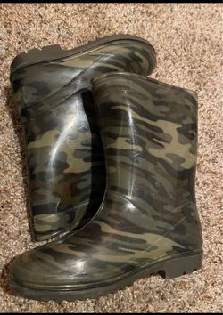 Kids Camo Rubber Rain Boots size 9