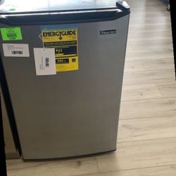 MAGIC CHEF MINI REFRIGERATOR