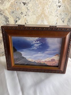 Music Box plays “you are my sunshine “