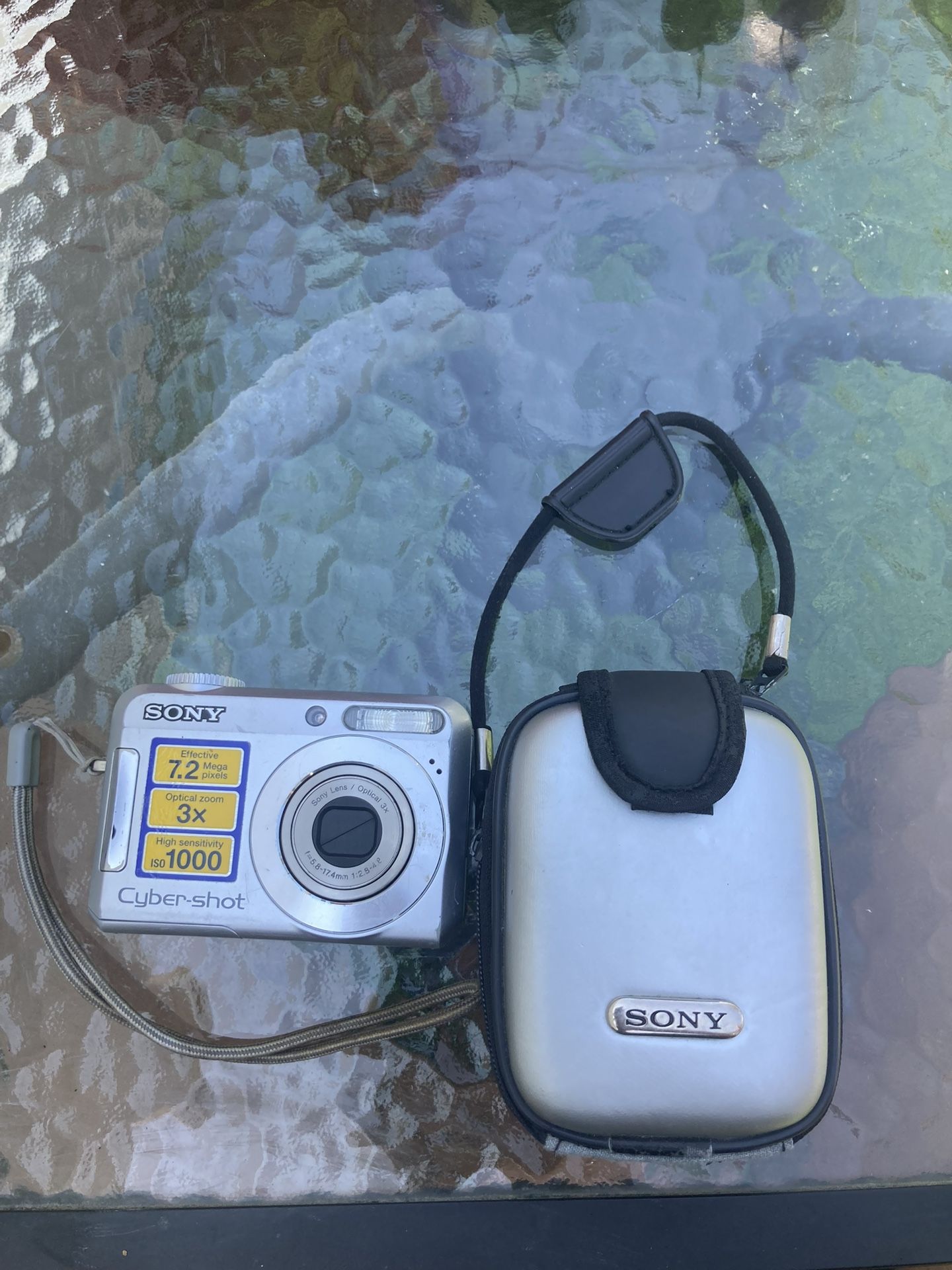 Sony Cyber-shot DSC-S650 Digital Camera 7.2 Megapixel / Silver with case TESTED WORKS
