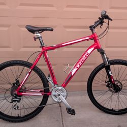 26"x2.0. TREK 3900 MENS MOUNTAIN BIKE (XL). ALUMINUM 24 SPEEDS. EXCELLLENT CONDITION FRESHLY TUNE UP 👌🏼