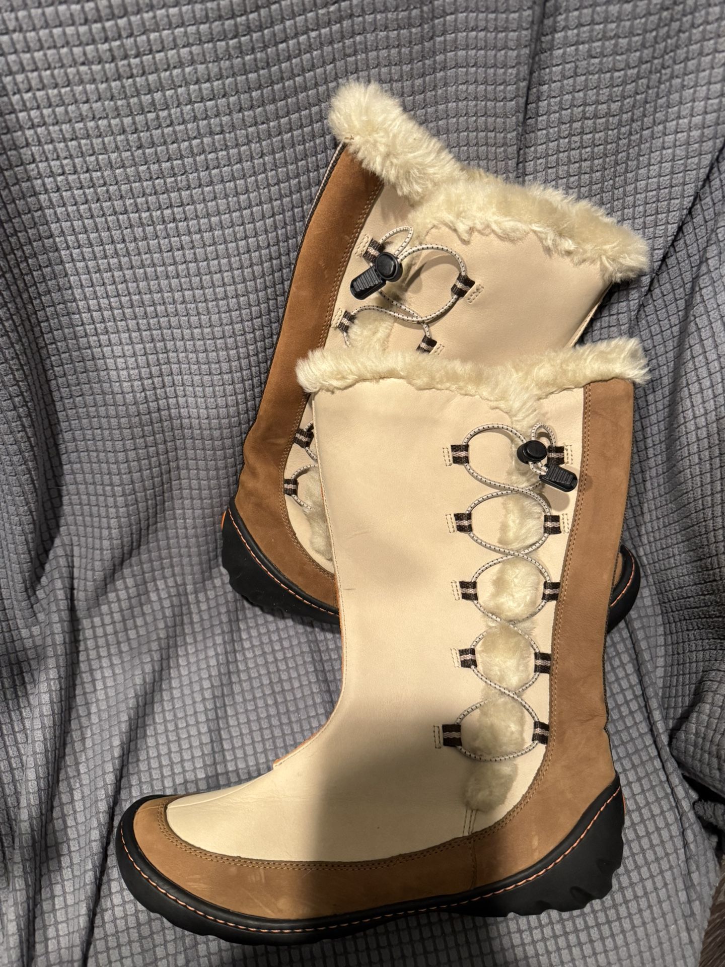 New, leather women's boots, size 9.5