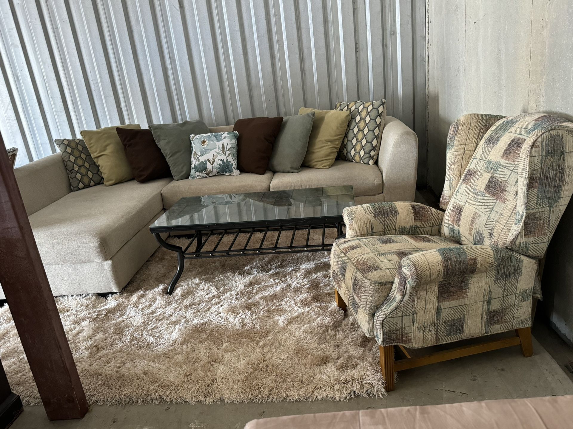 Hot Item ‼️ Crème Sectional W/ Asssorted Pillows 🛋️ 