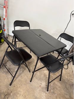 Foldable 4 table with chairs