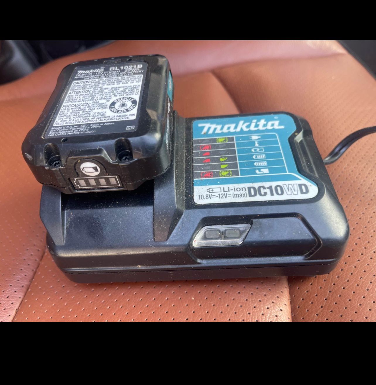 Makita BL1021BDC1 12V Max CXT Lithium-Ion Battery and Charger Starterer Pack