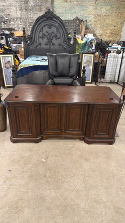 Large Traditional Executive Office Desk – Dark Wood – Heavy Duty