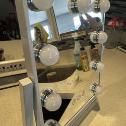 Vanity Mirror With Lights. 