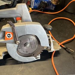 Vintage Black & Decker U-230 7 1/4" Deluxe Saw 4400 RPM, 10 Amp W Storage Box