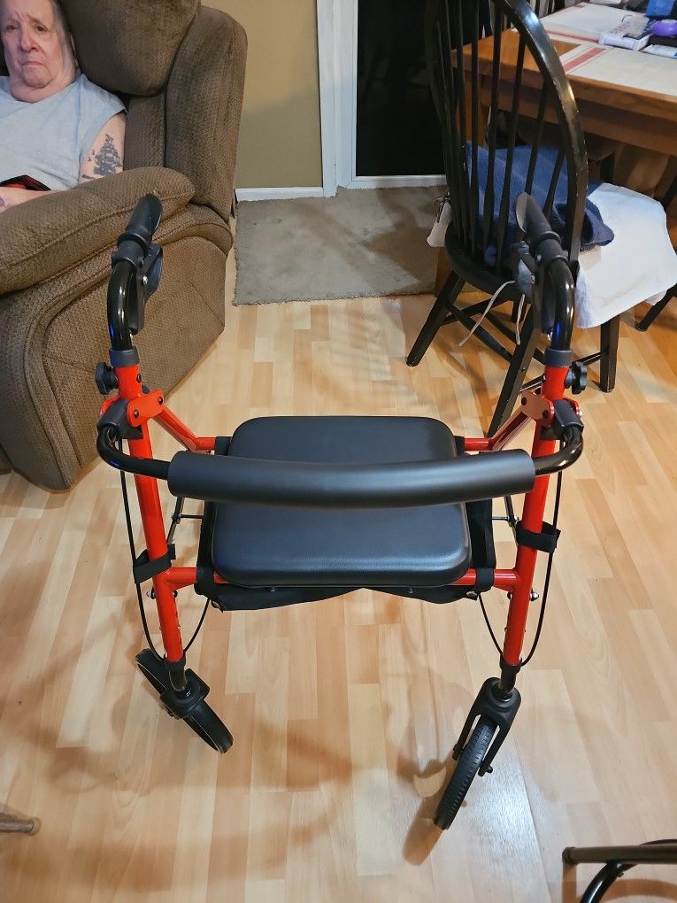 ROLLATOR WALKER