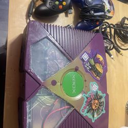  Xbox Classic System Console and Controller Original for Parts Or Repair comes with two controls one game and cables. It turns on screen comes on, but