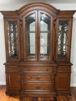 Macys Buffet & Hutch / China Cabinet Real Wood