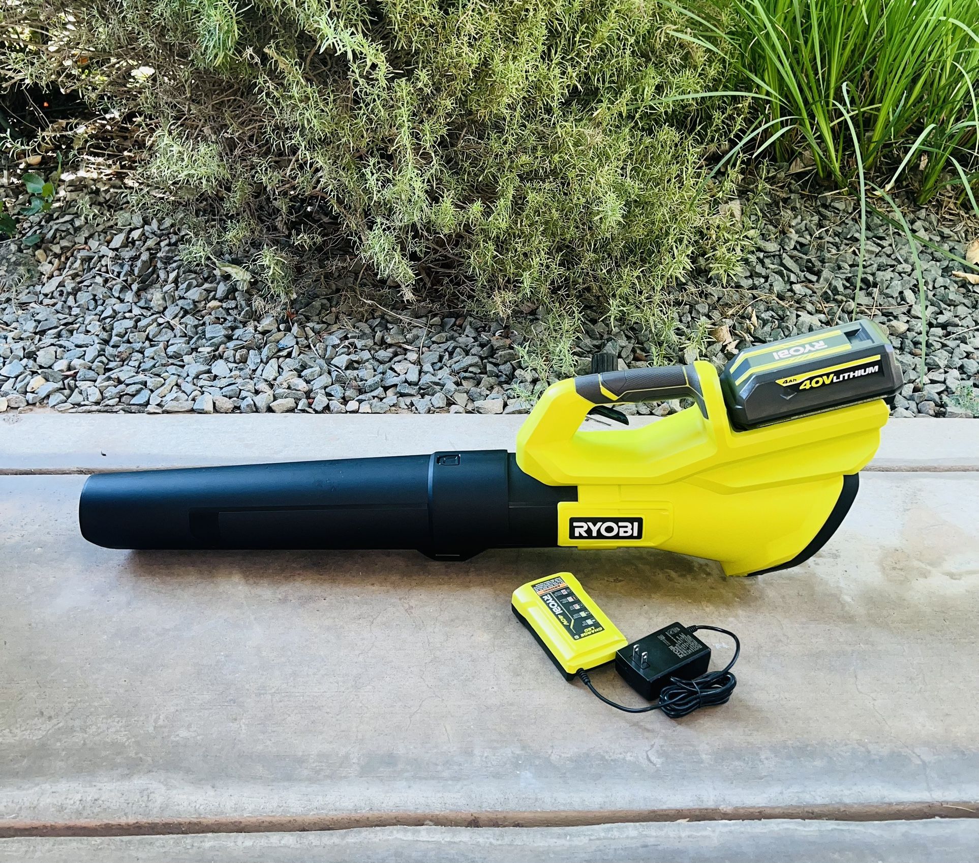 RYOBI 40V 120 MPH 550 CFM Cordless Battery Leaf Blower With 4.0 Ah Battery and Charger
