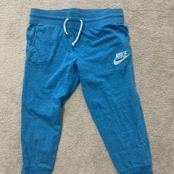Womens Size Medium Nike Capri Joggers 