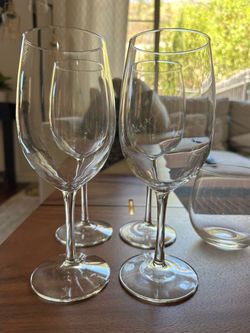 Wine glasses (6)