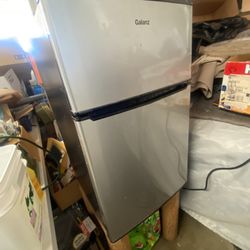 Great Small Refrigerator!! 19x32