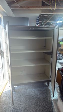 Rolling storage cabinet