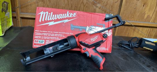 Milwaukee M12 Cordless Caulk and Adhesive Gun