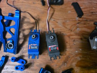 2 traxxas sterring servos and servo saver
