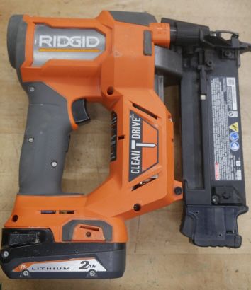 Ridgid R09891 18v Brad Nailer 18 Gauge 2 Ah Battery. used. tested. in a good working order. 