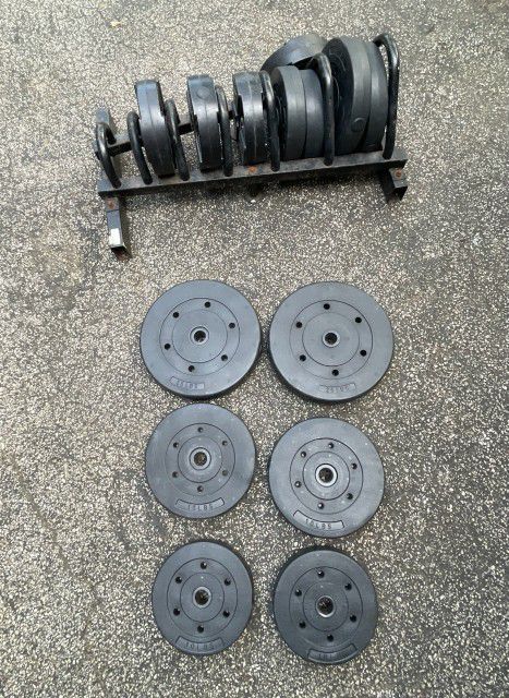 190 LB OF STANDARD PLATES
(PAIRS OF)   25s
(FOUR).         15s 
(EIGHT).        10s 
 AND A HORIZONTAL PLATE  RACK/HOLDER
