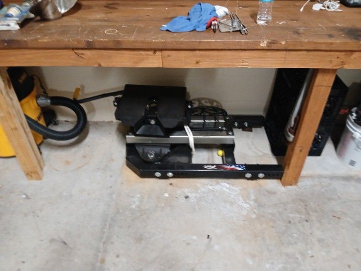 5th Wheel Hitch Only 200 Miles On It