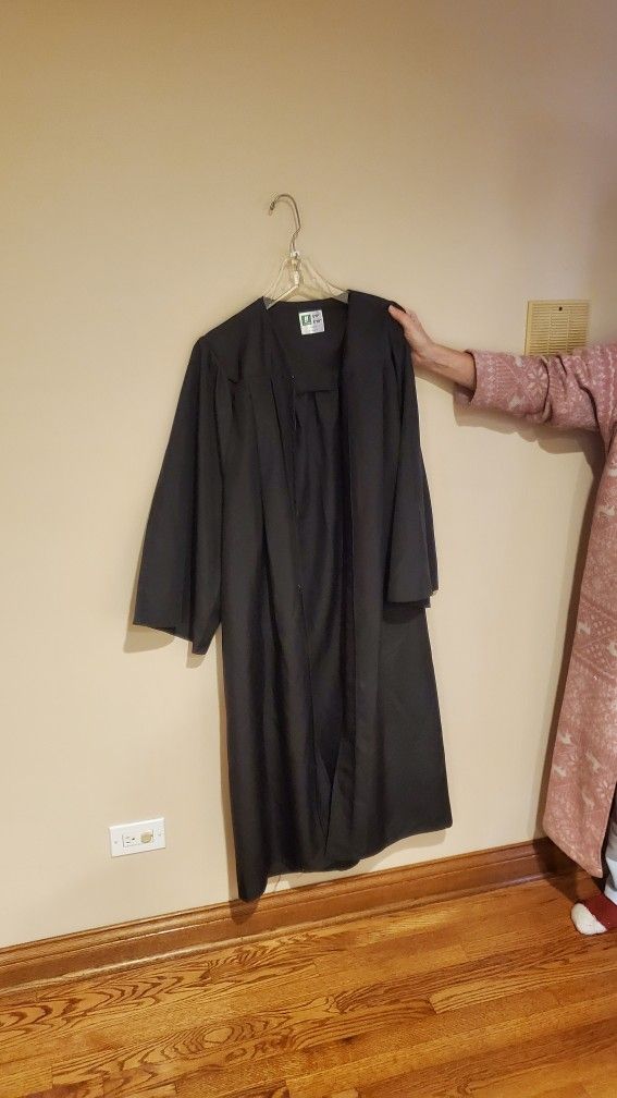 BLACK GRADUATION GOWN